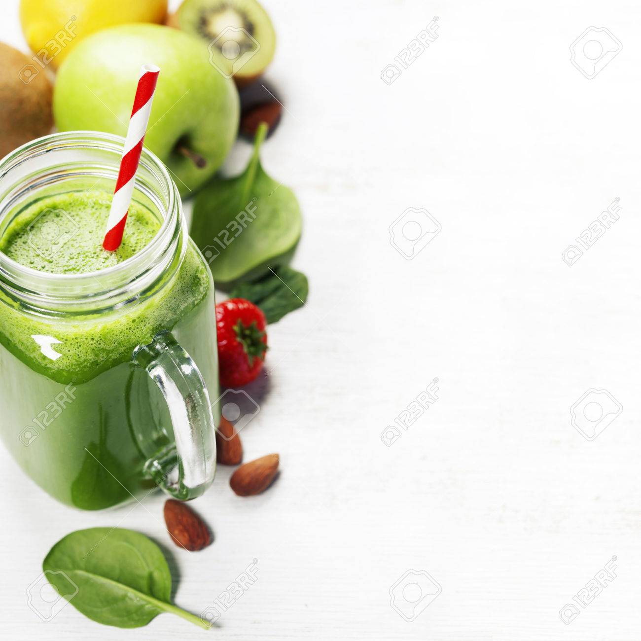 51221526-健康な緑のスムージーやホワイト-スーパー-フード、デトックス、ダイエット、ヘルス、ベジタリアン食品のコンセプトの食材。フリー-テキスト-